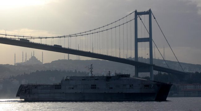 ABD savaş gemisi İstanbul Boğazı&#039;ndan geçti