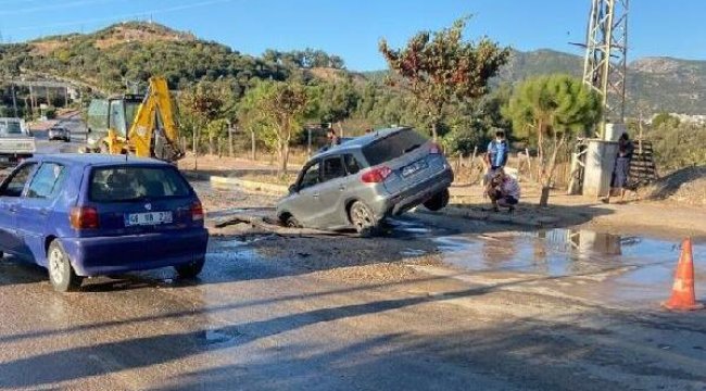 Ana su borusu patladı, cip çukura düştü
