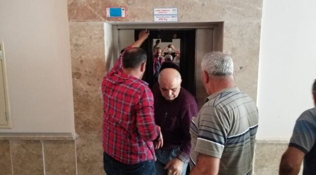 Asansörde mahsur kalan vatandaş uzun uğraşlar sonucu kurtarıldı