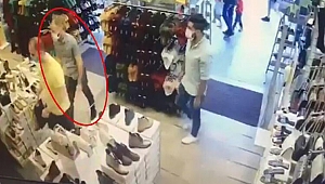 Ayakkabı mağazasında müşterinin telefonunu çalan şüpheli kamerada