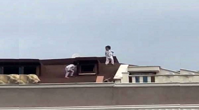 İstanbul'da akıl almaz görüntü! İki küçük çocuk çatıda oyun oynadı yürekler ağızlara geldi