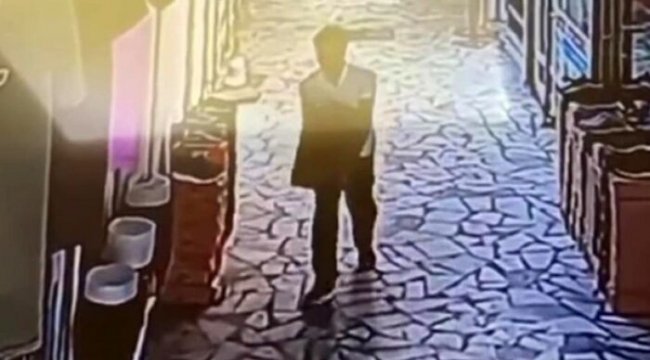 Önce ayakkabıları inceledi, ardından 3 tanesini alıp kayıplara karıştı