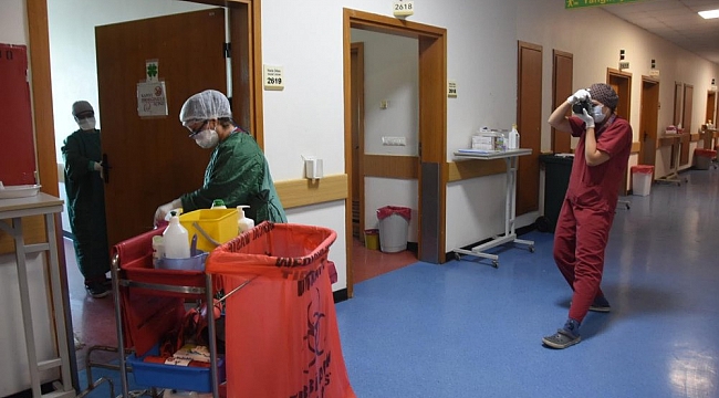 Pandemi servisinde çalışan doktor, süreci kare kare fotoğrafladı