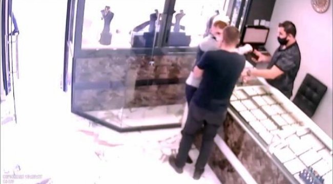 Sahte altın bozdurmak isterken suçüstü yakalandı