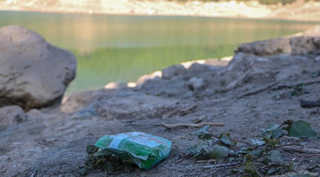 Antalya'da göletin suyu çekildi, çöpler ortaya çıktı