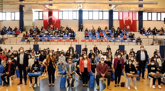 Balçova'da üniversiteli öğrencilere bilgisayar!