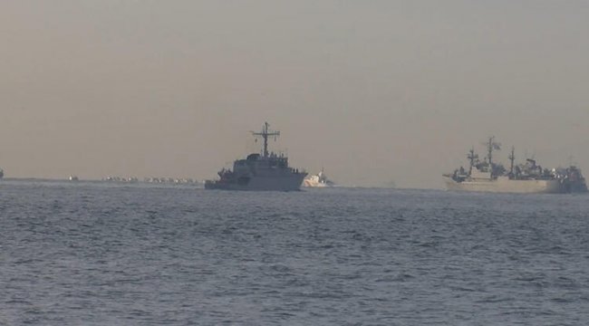 İstanbul'da dikkat çeken görüntü... NATO gemileri peş peşe Boğaz'dan geçti