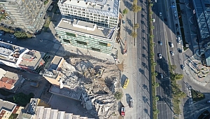 İzmir'de ağır hasarlı binaların yıkımı sürüyor