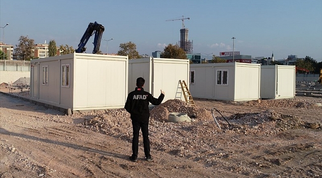 İzmir'de geçici barınma merkezine ilk konteynerler geldi 
