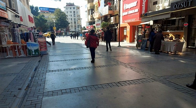 İzmir'de sokaklar boşaldı 