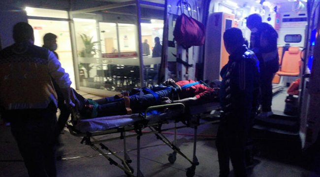 Park halindeki otomobile çarpan motosiklet sürücüsü yaralandı