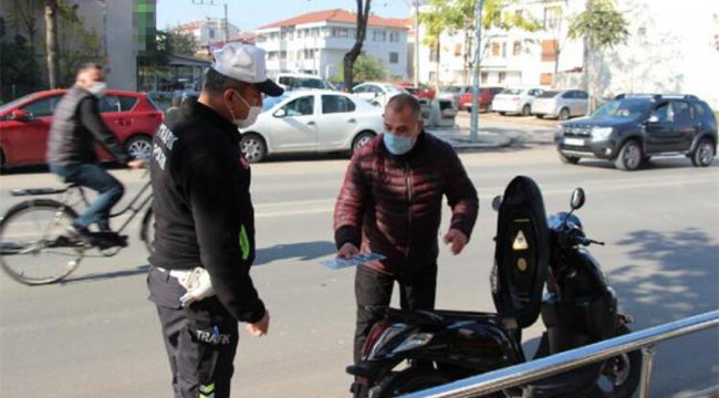 Polisleri görünce plakasını taktı, cezadan kurtulamadı