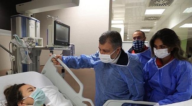 Sağlık Bakanı Fahrettin Koca'dan depremin simgesi İnci'ye hastanede ziyaret