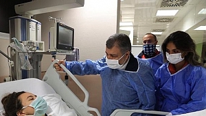 Sağlık Bakanı Fahrettin Koca'dan depremin simgesi İnci'ye hastanede ziyaret