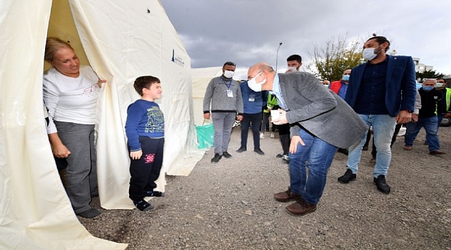 Soyer’den çadırdaki depremzedelere ziyaret