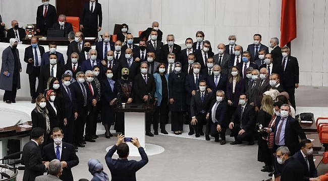 AK Parti’li milletvekilleri sosyal mesafeyi unuttu