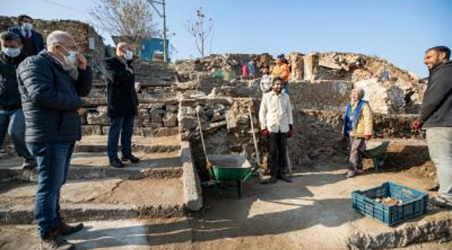 Başkan Soyer Smyrna Antik Tiyatrosu’ndaki kazı çalışmalarını inceledi