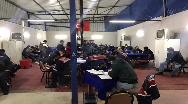 İzmir&#039;de tavuk çiftliği görünümlü kumarhaneye baskın