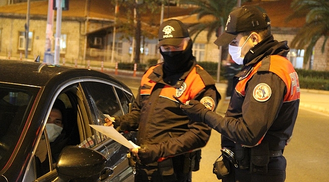 Kısıtlamada, polislere tekme atan şüpheliler hakkında işlem başlatıldı