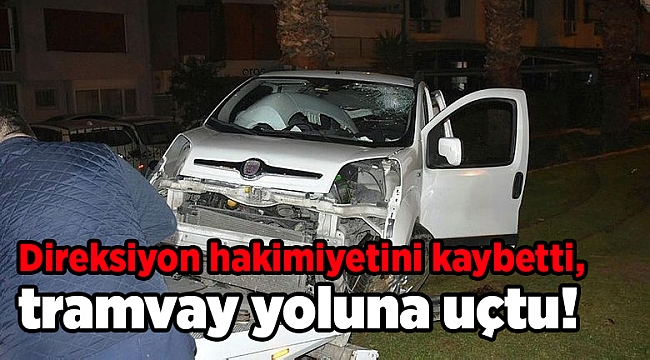 Direksiyon hakimiyetini kaybetti, tramvay yoluna uçtu!