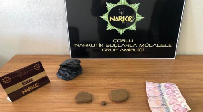 Kanepenin altında uyuşturucu bulundu