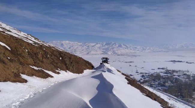 Yüksekova’da, kardan kapanan 134 yolun açılması için zorlu mesai