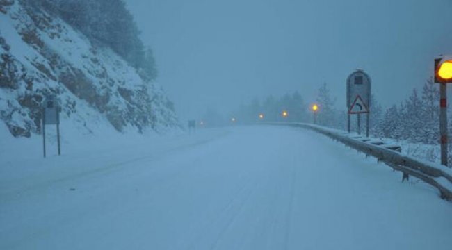 Doğu Karadeniz kara teslim; 1481 köy yolu kapandı, yüz yüze eğitime ara verildi