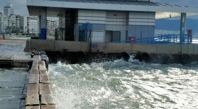İzmir’de deniz ulaşımına rüzgar engeli
