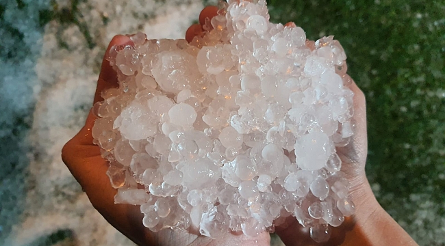 İzmir'e ceviz büyüklüğünde dolu yağdı