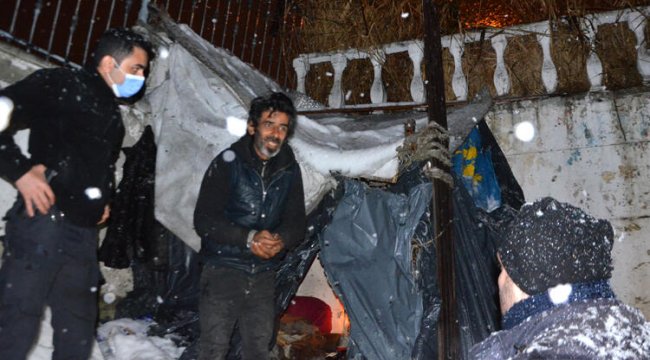 Kar yağışına aldırmadı! Polis zorla ikna etti ama o geri döndü...