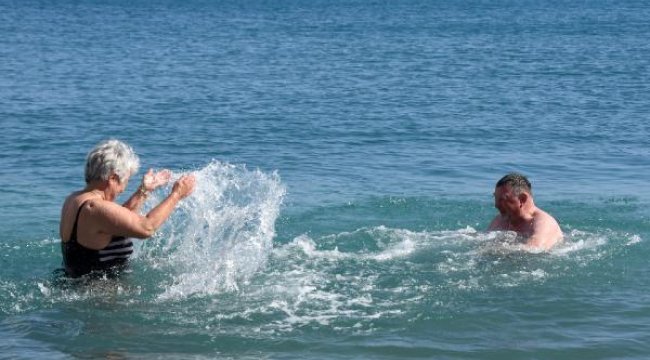 Kış ortasında Demre'de denizin tadını çıkardılar