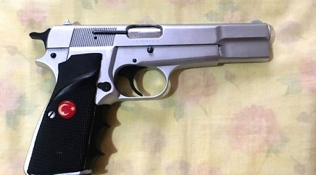 Silah taşıyan spor yorumcusu kim?