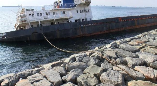 Zeytinburnu'nda karaya oturan gemiye halatlı önlem