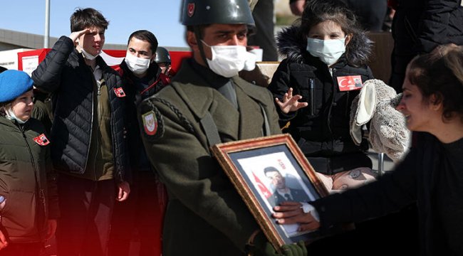 Bitlis'te helikopter kazasında şehit olan 11 asker için tören... Gözyaşları sel oldu