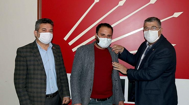 CHP’li Sındır yeni üyelere rozet taktı; “Saflarımızı sıklaştırıyoruz”