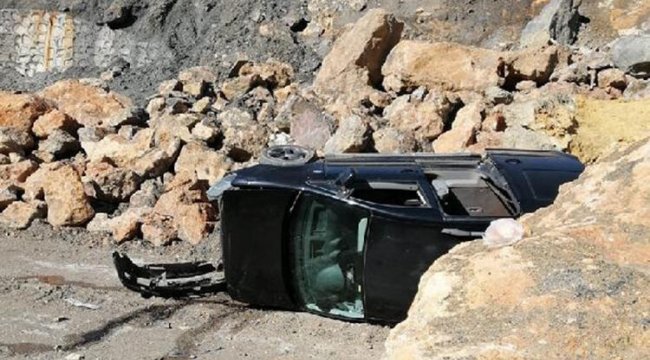 Hafif ticari araç uçuruma yuvarlandı: 2 yaralı