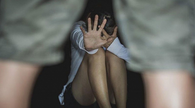 İğrenç olay! Kocasını ağaca bağlayıp eşine tecavüz ettiler