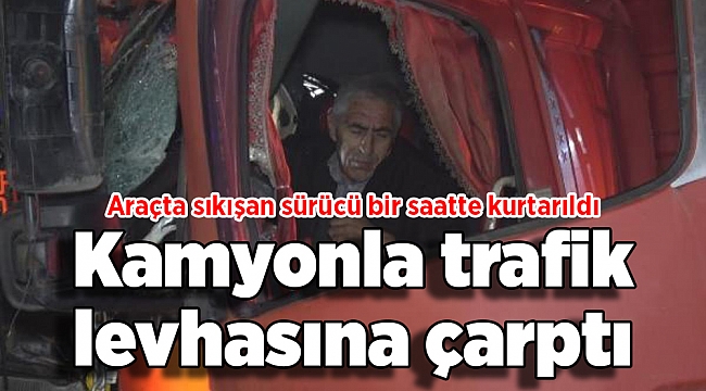 Kamyon trafik levhasına çarptı: Araçta sıkışan sürücü bir saatte kurtarıldı