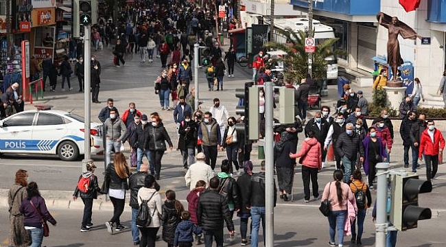 Kısıtlama kalktı İzmirliler cumartesi günü sokağa aktı