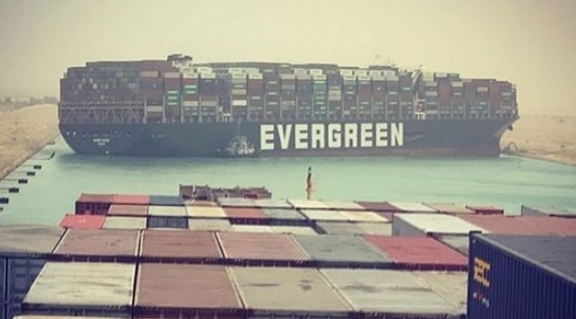 Süveyş Kanalı'nda devasa gemi karaya oturdu