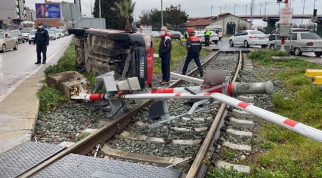 Tren yolu bariyerine çarpan araç devrildi, 1 kişi yaralandı