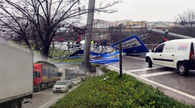 Yön tabelaları otomobilin üzerine düştü! Faciadan dönüldü... Metrelerce kuyruk