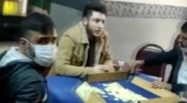 Kıraathaneye koronavirüs baskını kamerada