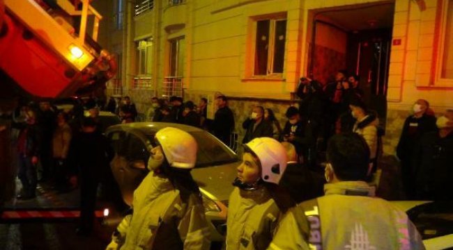 Kısıtlamaya aldırmadan çatıdaki yangını izlediler