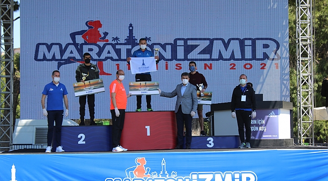 Maratonİzmir’de şampiyonlara geri dönüşümlü kupa