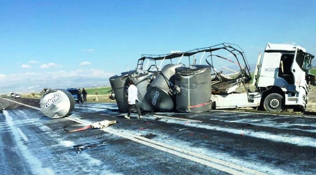 Tanker yoldan çıktı! Tonlarcası etrafa saçıldı