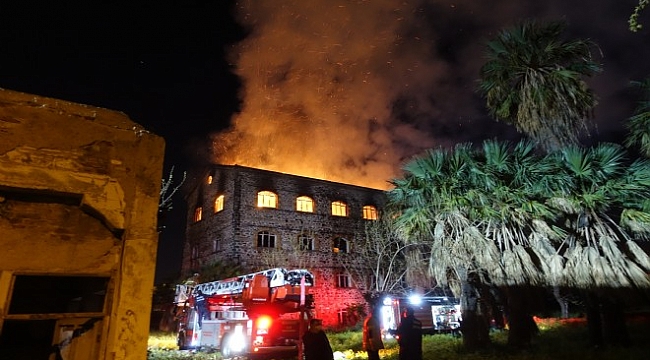 Tarihi bina alev alev yandı