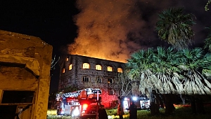 Tarihi bina alev alev yandı 