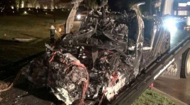 Tesla&#039;dan ölümlü kaza sonrası açıklama: Sürücü koltuğu boş değildi!