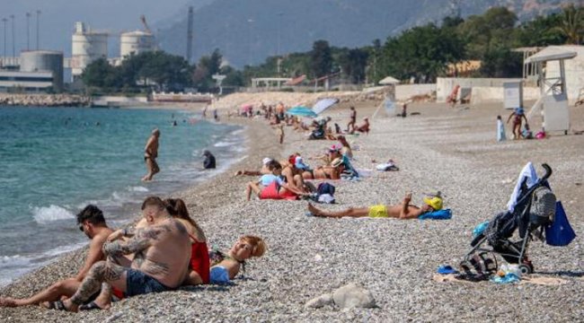 Antalya'da turistler sahillere akın etti